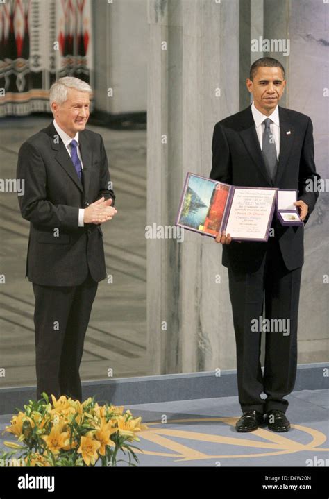 The 2009 Nobel Peace Prize laureate, US President Barack Obama (R), poses with the insignia of ...