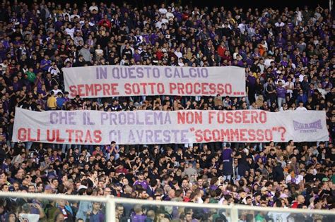 FIESOLE Festa sì ma anche striscione polemico