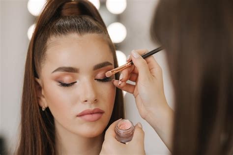 Premium Photo Makeup Artist Applies Eye Shadow Perfect Evening Makeup