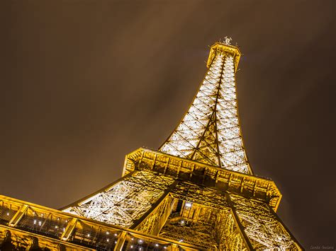 Eiffel Tower Paris At Night Wallpaper