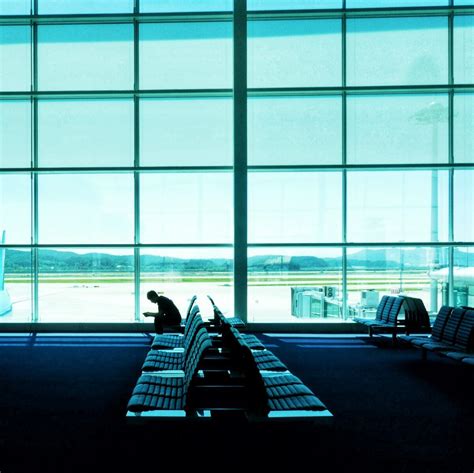 Street Photography at airports [Inspiration + 7 tips]