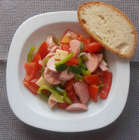 Bunter Wurstsalat Mit Paprika Paradeisern Und