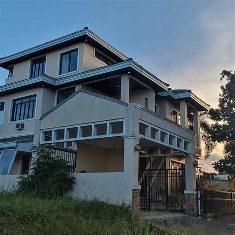 3 Storey House In South Forbes Mansions Silang House And Lot