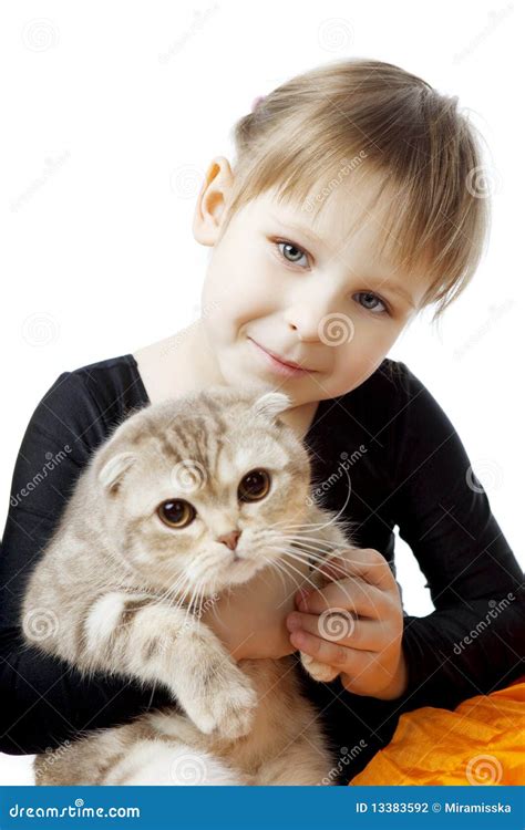 Petite Fille Avec Un Chat Sur Un Fond Blanc Photo Stock Image Du Gens