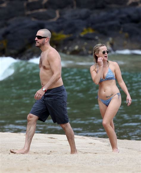 Reese Witherspoon On The Beach On Hawaii August 14 Reese Witherspoon Photo 24597771 Fanpop