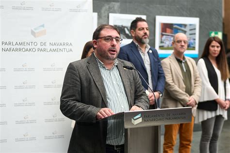 El Parlamento de Navarra celebra un acto institucional de adhesión al