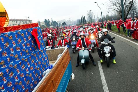 Il Pi Grande Raduno Di Babbi Natale D Italia In Mila Sotto La Mole