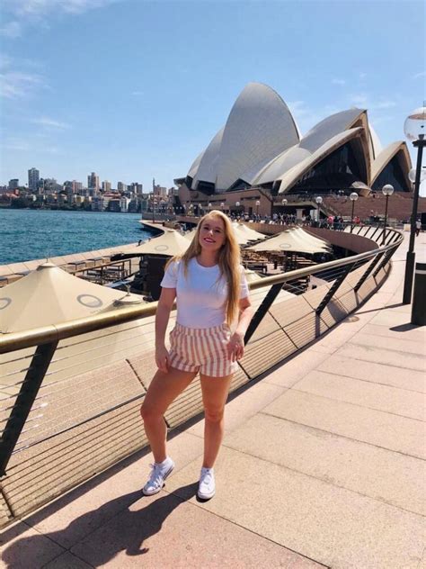 6 Hot Sexy Hollie Cavanagh Bikini Pics