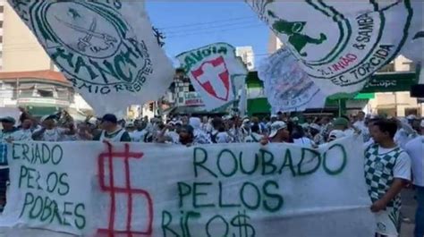 Torcida Do Palmeiras Protesta Contra A Diretoria Em Frente Ao Allianz