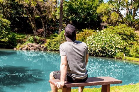 Joven Observando El Paisaje Y Contemplando La Naturaleza Foto Premium