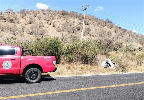 Se Le Revienta Una Llanta Y Se Sale De La Carretera En Ac Mbaro