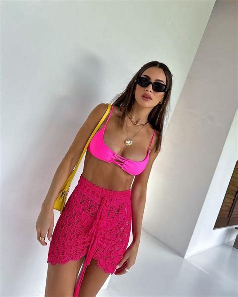 Camila Coelho Elege Beachwear Barbiecore Para Curtir Trancoso Na Bahia