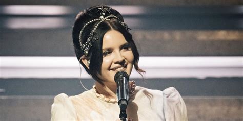 Lana Del Rey Debuts Eye Grazing Waterfall Bangs At The Grammys