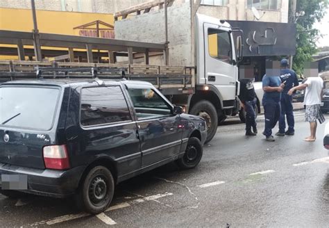 Vr Batida De Carro Em Caminh O Deixa Tr Nsito Lento No Retiro