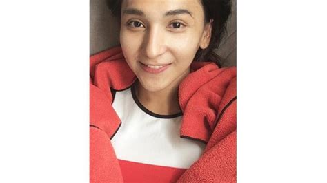 7 Pesona Dena Rachman Tanpa Makeup Tetap Tampil Percaya Diri Hot Liputan6