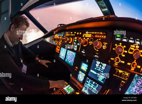 Pilot Airline Cockpit Fotos Und Bildmaterial In Hoher Aufl Sung Alamy