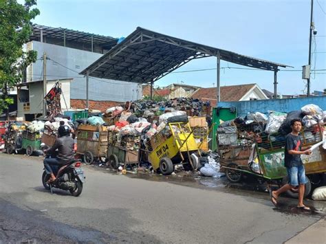 Sampah Di Tps Kota Bandung Menggunung Tidak Terangkut Republika Online