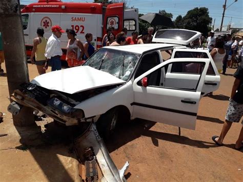 Jovem Bate Carro Em Poste Foge Passageiro E Abandona Namorada