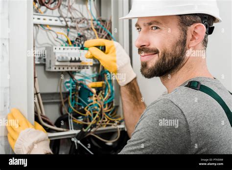 Schöne fröhliche Elektriker Instandsetzung der Box und mit einem