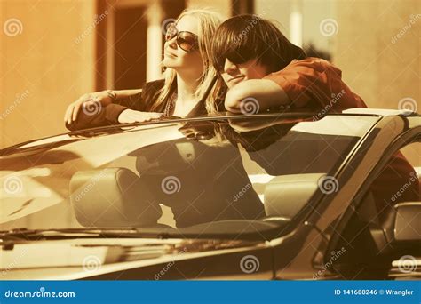 Pares Jovenes Felices En Nuevo Coche Convertible Foto De Archivo