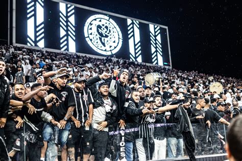 Torcida Do Corinthians Protestando Após Goleada Do Bahia