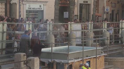 Vídeo Vacían la Fontana de Trevi de Roma por obras y los turistas