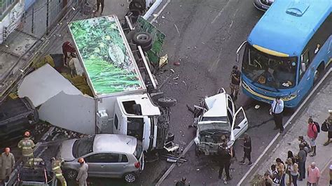 Grave acidente deixa 8 feridos em Niterói 11 veículos foram destruídos