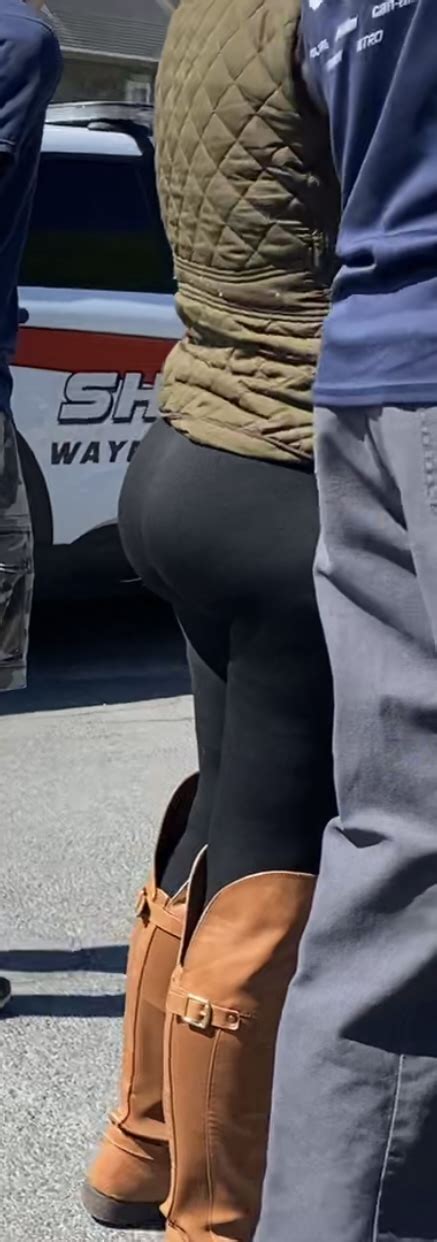 Brunette Pawg W Bubble Butt In Black Leggings Knee High Boots