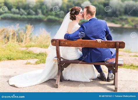 Novia Y Novio Felices En Su Boda Foto De Archivo Imagen De Adentro