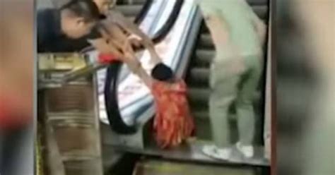 Terrible mujer perdió su pierna tras quedar atrapada en una escalera