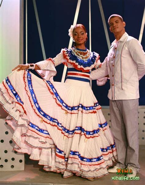 Una Chica Y Un Niño Visten De Rojo Blanco Y Azul Para La Famosa Danza Menrigue En 2019 Traje