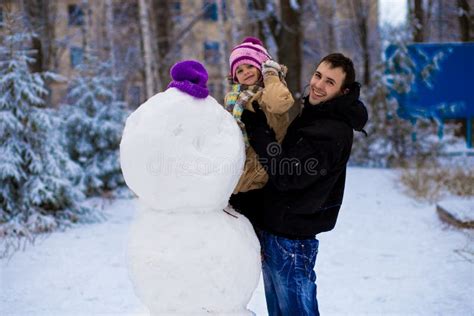 O Pai Feliz E A Filha Pequena Esculpem Um Boneco De Neve Real Grande