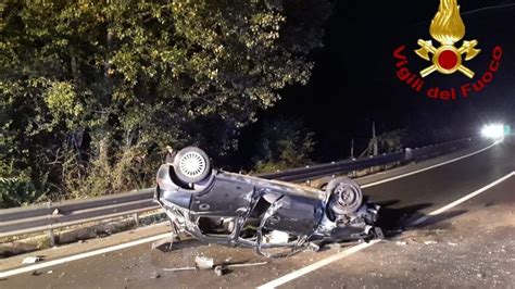 Statale Ofantina Incidente Nella Notte Si Ribalta Auto Giovane In