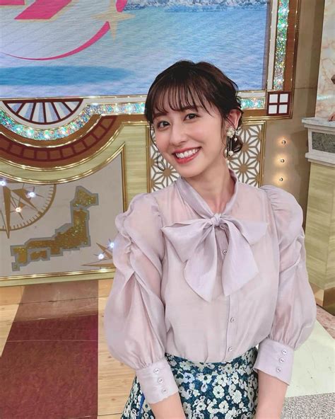 斎藤ちはるさんのインスタグラム写真 斎藤ちはるinstagram「肩がくしゅっとなっているブラウスも ふわっと広がる花柄のスカートも