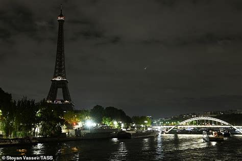 France Mourns Ex President Jacques Chirac With Eiffel Tower Switched