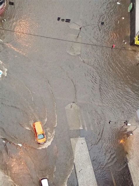 Chuva chega forte a Curitiba céu escuro raios trovoadas e pontos