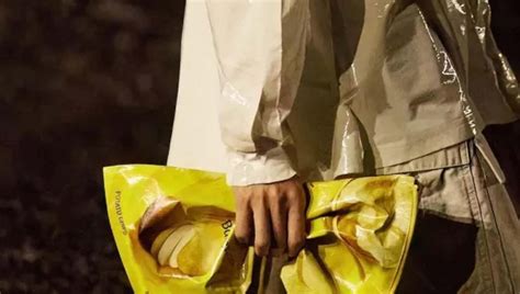 Balenciaga La Bolsa De Papas Fritas Es El Nuevo Accesorio De La Marca