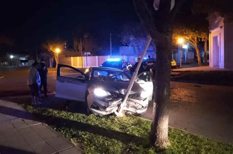 Robaron Un Auto Huyeron De La Policía Y Chocaron Contra Una Columna Mirador Provincial