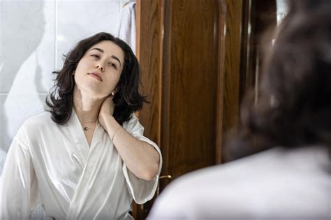 Retrato De Una Joven Latina Con Un Gesto De Dolor Mir Ndose A S Misma En El Espejo Con Las