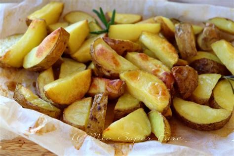 Patate Al Forno Con La Buccia Cotte Su Carta Forno Ricetta Facile