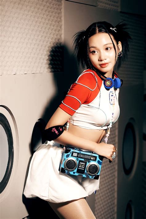 Hot girl Hải Phòng tung MV cực chất Debut danh xưng Giana khoe kỹ năng lướt gió bằng roller