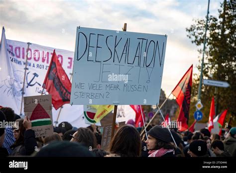 Menschen Nehmen Einer Demostration In Solidaritaet Mit Palaestina In