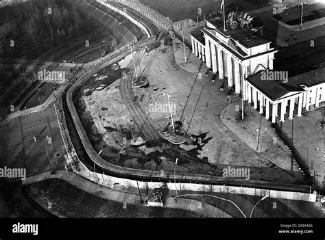 11/22/1961 - Aerial view Berlin Wall - Brandenburg Gate Stock Photo - Alamy