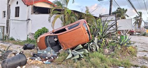 Conductor Pierde El Control Y Vuelca Su Auto En El Bulevar Colosio De