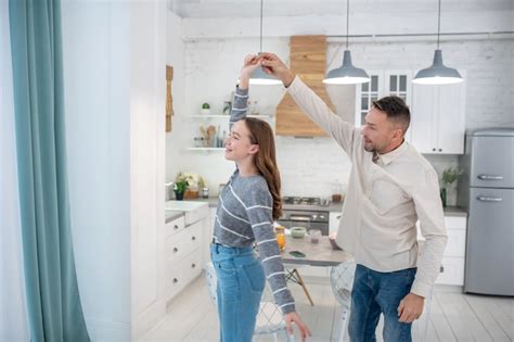 Feliz Sonriente Padre E Hija Cogidos De La Mano Bailando En Casa