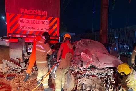 Motorista Fica Preso Nas Ferragens Após Carro Colidir Na Traseira De