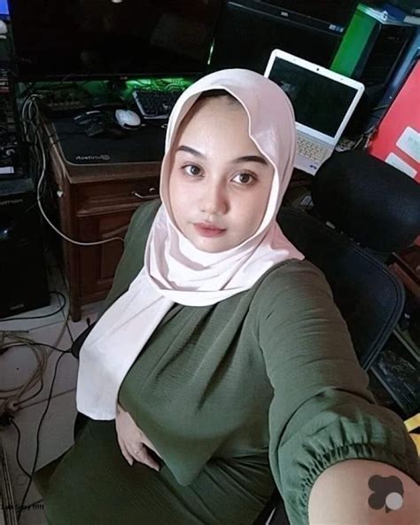 Nikmatnya Mbak Rina Istri Sepupuku