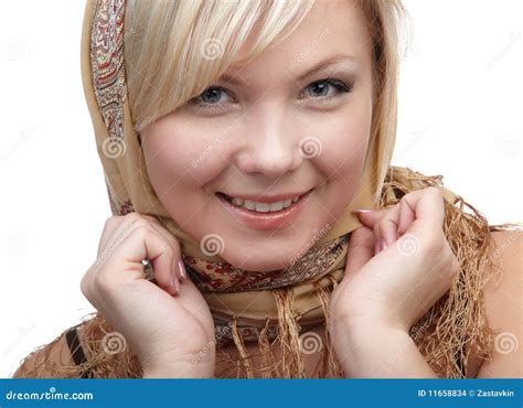 Het Meisje Van De Blonde In Hoofddoek Stock Foto Image Of Glimlach Glimlachen