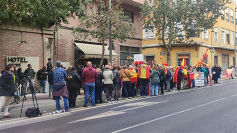 Un Centenar De Personas Se Concentran Frente A La Sede Del PSRM PSOE