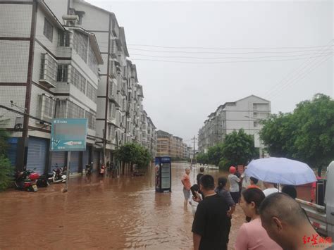 内江遭遇强降雨，田家镇场镇部分商铺被淹 镇政府：连夜组织救援，已转移上千人